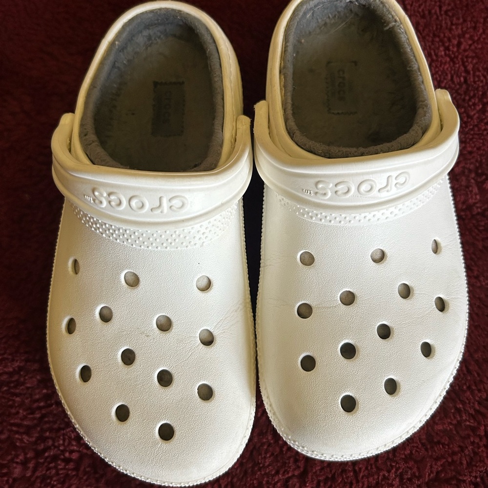 Crocs white. Woman’s size 9 men’s 7. Plush lining In very good condition